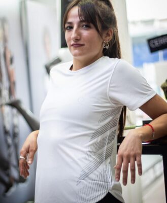 REMERA BLANCA CON DETALLES PLATEADOS